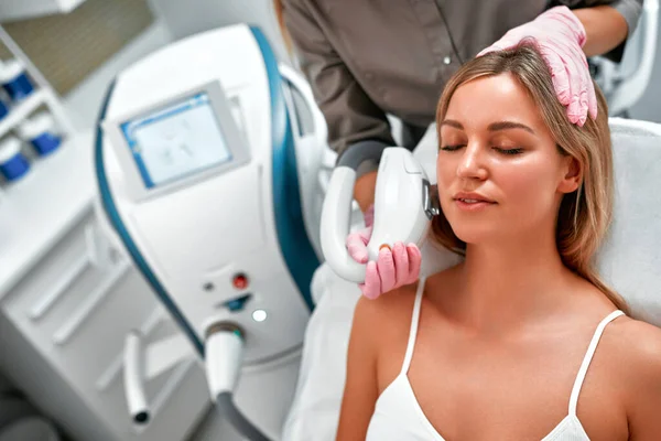 美容センターでプロの機器でSmas超音波フェイスリフティングマッサージを取得するリラックスした若い女性のクライアント 非外科的リフト レーザー装置による皮膚治療 — ストック写真