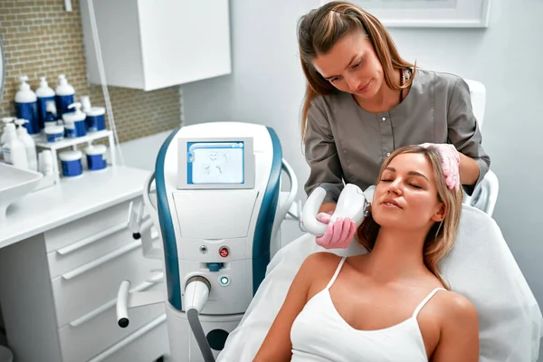 美容センターでプロの機器でSmas超音波フェイスリフティングマッサージを取得するリラックスした若い女性のクライアント 非外科的リフト レーザー装置による皮膚治療 — ストック写真
