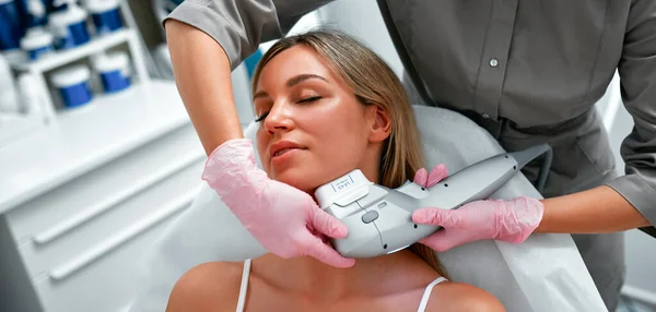 Avslappnad Ung Kvinnlig Klient Smas Ultraljud Ansikte Lyft Massage Med — Stockfoto
