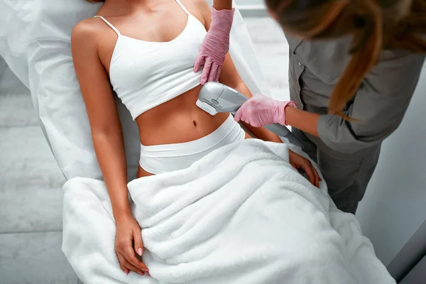 Close Doctor Cosmetologist Using Ultrasound Device While Performing Lifting Procedure — Stock Photo, Image