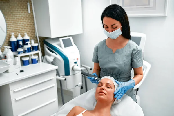 Skin Care Close Beautiful Woman Receiving Ultrasound Cavitation Facial Peeling — Stock Photo, Image