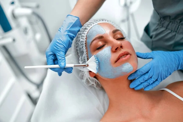 Gesichtspeeling Maske Wellness Schönheitsbehandlung Hautpflege Frau Bekommt Gesichtspflege Von Kosmetikerin — Stockfoto