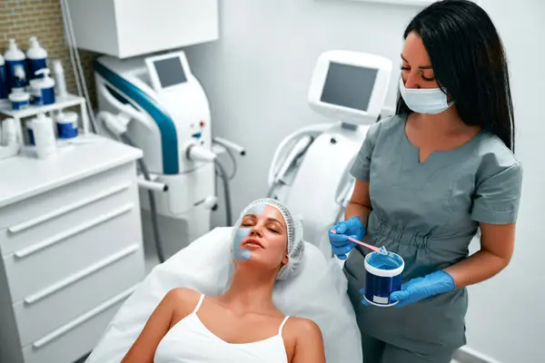 Gesichtspeeling Maske Wellness Schönheitsbehandlung Hautpflege Frau Bekommt Gesichtspflege Von Kosmetikerin — Stockfoto