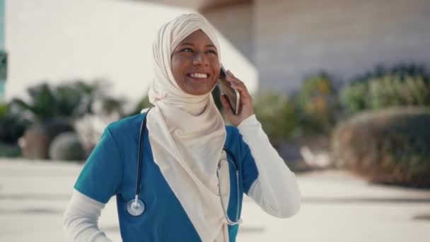 Tânără Musulmană Uniformă Stetoscop Vorbind Telefon Timp Stătea Stradă Lângă — Videoclip de stoc
