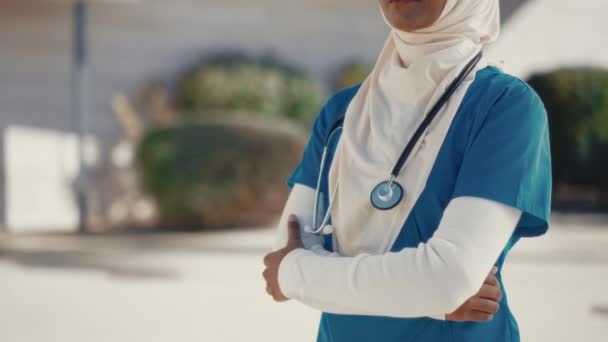 Uma Jovem Muçulmana Uma Médica Uniforme Hijab Com Estetoscópio Está — Vídeo de Stock