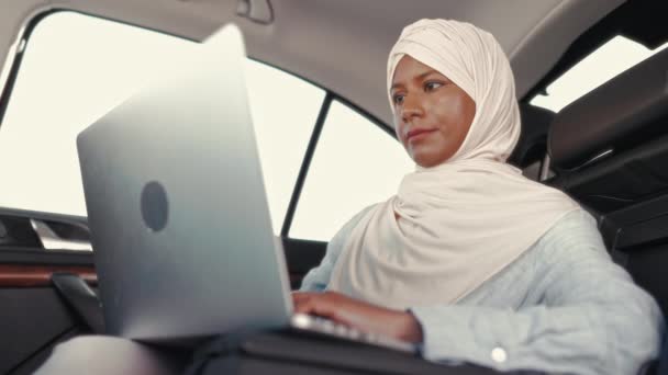 Mladá Muslimka Hidžábu Používá Notebook Když Sedí Autě Muslimská Obchodní — Stock video