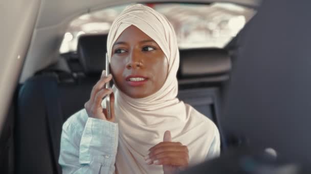 Mladá Muslimka Žena Hidžábu Mluvit Telefonu Zatímco Sedí Autě — Stock video