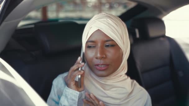 Jeune Femme Musulmane Hijab Parlant Téléphone Alors Elle Était Assise — Video