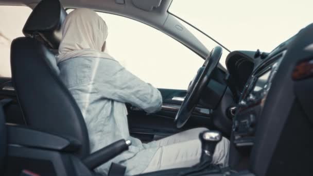 Mladá Muslimka Hidžábu Sedí Volantem Auta Kupuje Pronajímá Auto Cestování — Stock video