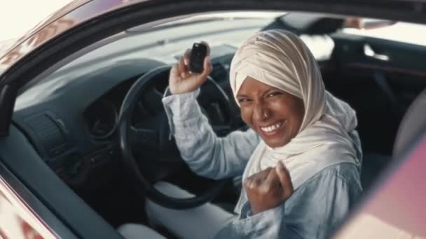 Mladá Muslimka Hidžábu Drží Klíče Zatímco Sedí Novém Autě Koupě — Stock video