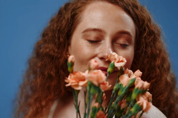 Jonge Roodharige Size Mollige Vrouw Met Bloemen Vieren Haar Natuurlijke — Stockfoto