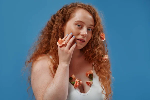 Jonge Roodharige Size Mollige Vrouw Met Bloemen Vieren Haar Natuurlijke — Stockfoto