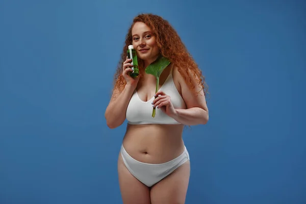 Mooie Roodharige Size Vrouw Met Sproeten Witte Lingerie Met Fles — Stockfoto
