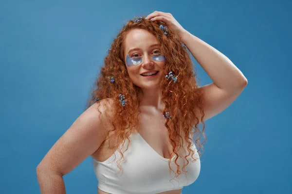 Beautiful Redhead Size Woman Freckles Flowers Her Hair Using Eye — Stock Photo, Image