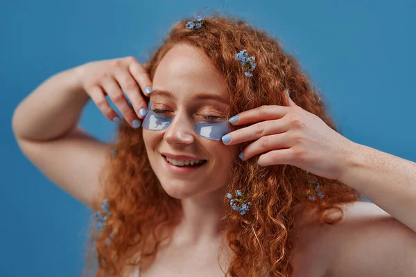 Beautiful Redhead Size Woman Freckles Flowers Her Hair Using Eye — Stock Photo, Image