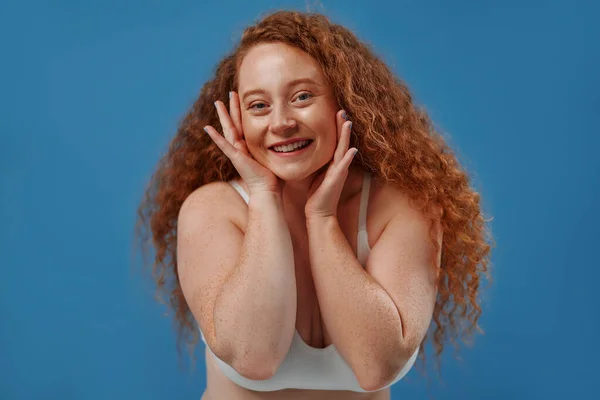 Young Pretty Redhead Size Plump Woman Celebrating Her Natural Body — Stock Photo, Image