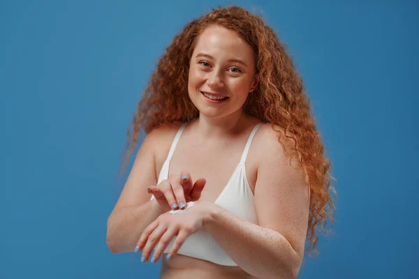 Freckled Κοκκινομάλλα Νέος Παχουλός Συν Μέγεθος Γυναίκα Λευκά Εσώρουχα Χρησιμοποιώντας — Φωτογραφία Αρχείου