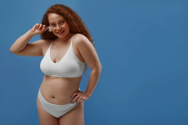 Pihatá Ryšavý Baculatý Velikost Žena Bílém Prádle Pomocí Obličeje Válec — Stock fotografie