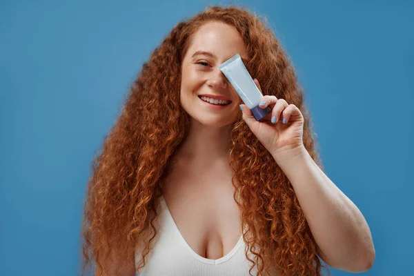 Freckled Redhead Plump Size Woman White Lingerie Holding Tube Foundation — Stock Photo, Image