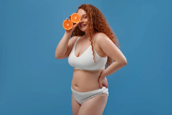 Pihatá Ryšavý Baculatý Velikost Žena Bílém Prádle Drží Oranžové Půlky — Stock fotografie
