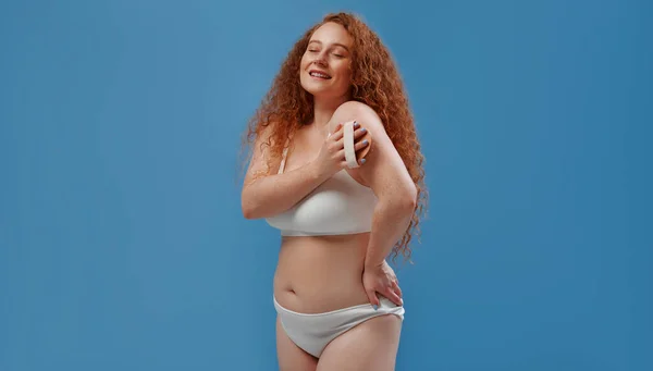 Pihatá Ryšavý Baculatý Velikost Žena Bílém Prádle Pomocí Celulitida Pilulky — Stock fotografie