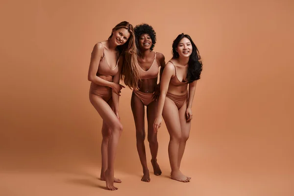 Jeunes Femmes Multiraciales Multiethniques Lingerie Beige Isolées Sur Fond Beige — Photo