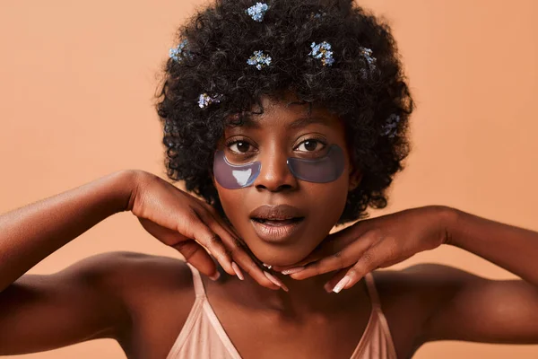 Beautiful African American Young Slim Woman Using Moisturizing Eye Patches — Stock Photo, Image
