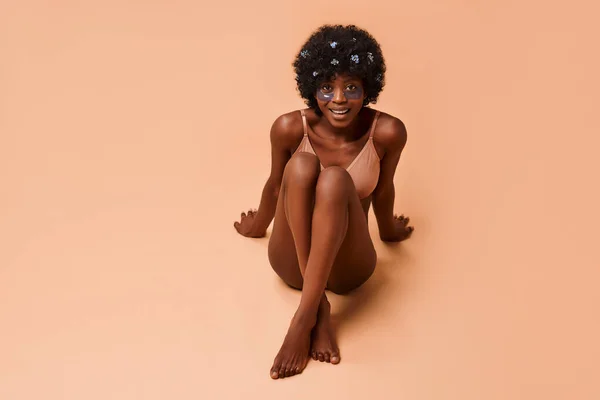 Beautiful African American Young Slim Woman Using Moisturizing Eye Patches — Stock Photo, Image