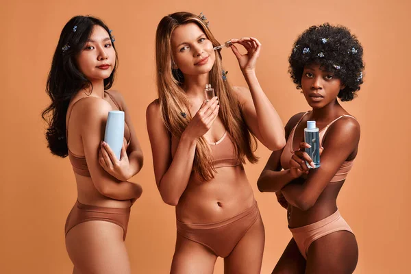 Blanke Aziatische Afro Amerikaanse Jonge Slanke Vrouwen Lingerie Met Flessen — Stockfoto