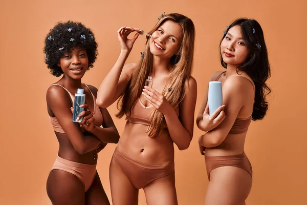 Blanke Aziatische Afro Amerikaanse Jonge Slanke Vrouwen Lingerie Met Flessen — Stockfoto