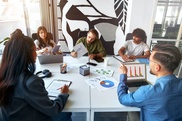 Ομάδα Νέων Επιχειρηματιών Συνεργάζονται Στο Σύγχρονο Γραφείο Δημιουργικοί Άνθρωποι Laptop — Φωτογραφία Αρχείου