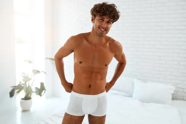 Jovem Bonito Musculoso Sexy Calções Brancos Com Tronco Contra Fundo — Fotografia de Stock