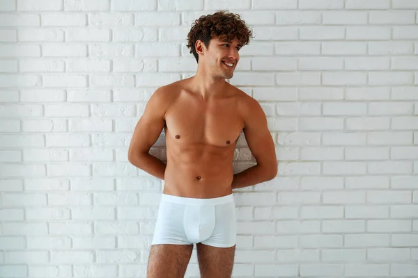 Jovem Bonito Musculoso Sexy Shorts Brancos Com Tronco Contra Uma — Fotografia de Stock