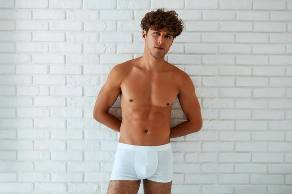 Jovem Bonito Musculoso Sexy Shorts Brancos Com Tronco Contra Uma — Fotografia de Stock