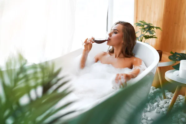 Krásná Vášnivá Sexy Žena Relaxační Koupel Pěnou Pití Červeného Vína — Stock fotografie