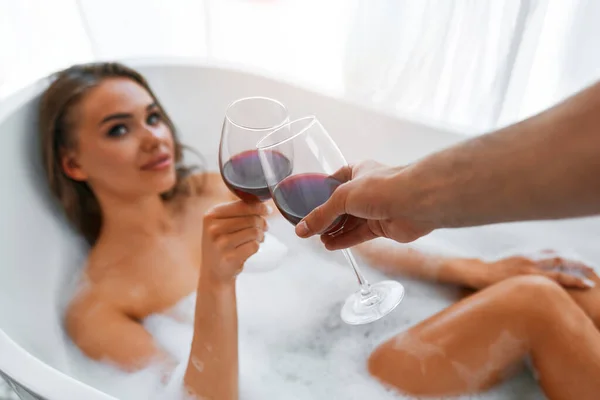 Kırmızı Şarap Içip Köpük Banyosu Yapan Seksi Romantik Genç Çift — Stok fotoğraf