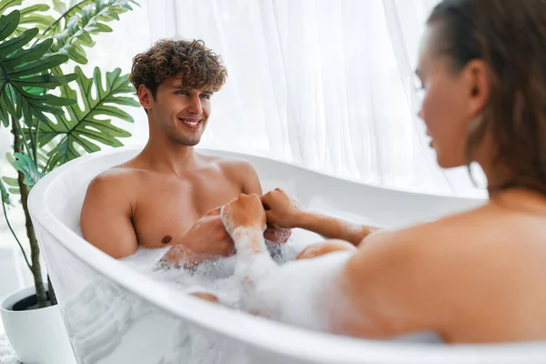 Seksi Duygusal Genç Bir Çift Sarılıp Köpük Banyosu Yapıyor Tutkulu — Stok fotoğraf
