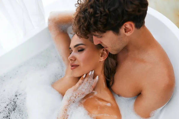 Pasangan Muda Seksi Romantis Yang Sedang Memeluk Dan Mandi Busa — Stok Foto
