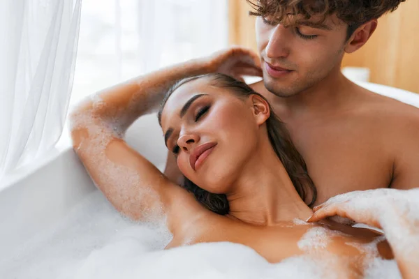 Sexy Romantico Sensuale Giovane Coppia Abbracciare Fare Bagno Bolle Una — Foto Stock
