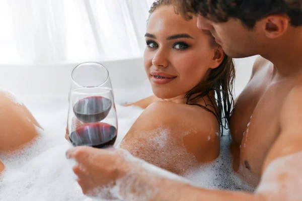 Sexy Romantisch Jong Stel Dat Rode Wijn Drinkt Een Bubbelbad — Stockfoto