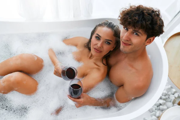 Seksowna Romantyczna Młoda Para Pijąca Czerwone Wino Kąpiąca Się Bąbelkach — Zdjęcie stockowe
