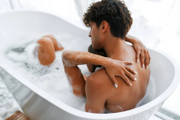 Sexy Pareja Joven Sensual Romántica Abrazando Tomando Baño Burbujas Una — Foto de Stock