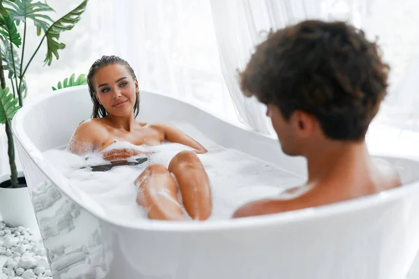 Szexi Romantikus Érzéki Fiatal Pár Ölelkezik Habfürdőt Vesz Egy Szenvedélyes — Stock Fotó