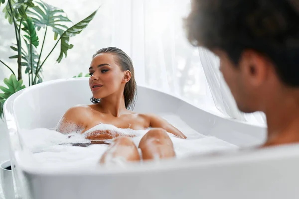 Sexy Romantyczny Zmysłowy Młoda Para Przytula Bierze Kąpiel Bąbelkową Namiętna — Zdjęcie stockowe