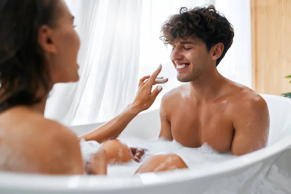 Sexy Pareja Joven Sensual Romántica Abrazando Tomando Baño Burbujas Una — Foto de Stock