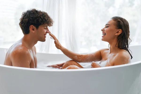 Szexi Romantikus Érzéki Fiatal Pár Ölelkezik Habfürdőt Vesz Egy Szenvedélyes — Stock Fotó
