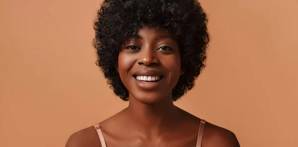 Portrét Mladé Afroameričanky Béžovém Spodním Prádle Pózující Béžovém Pozadí Koncept — Stock fotografie