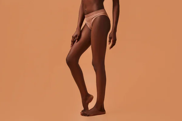 Ustřižený Portrét Nohou Afroamerické Štíhlé Ženy Béžovém Prádle Izolovaném Béžovém — Stock fotografie