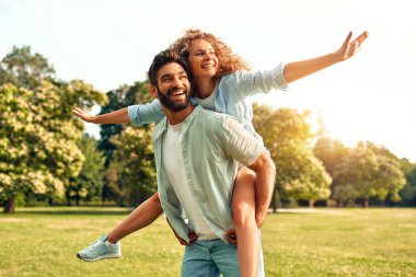 Mutlu, genç bir çift romantik bir şekilde birlikte vakit geçiriyorlar. Sıcak, güneşli bir haftasonunda parktaki bir çayırda..