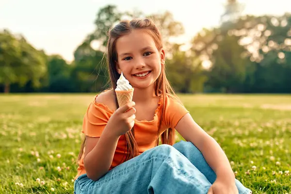 Glückliche Süße Baby Mädchen Eis Essen Sitzt Auf Einer Wiese — Stockfoto